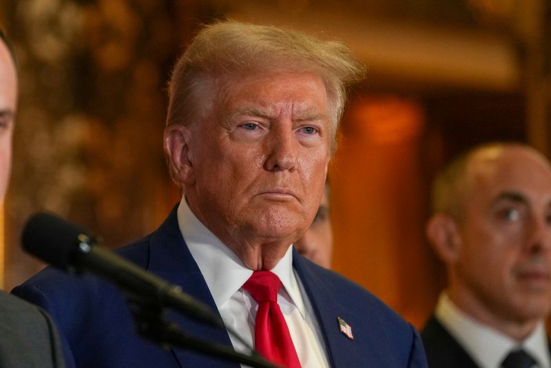 © Reuters. Il candidato repubblicano alla presidenza ed ex presidente degli Stati Uniti Donald Trump guarda durante una conferenza stampa alla Trump Tower di New York, Stati Uniti, 6 settembre 2024. REUTERS/David Dee Delgado