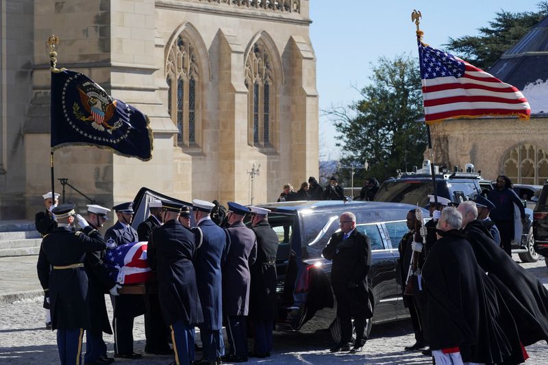 © Reuters. The casket of former U.S. President Jimmy Carter leaves the Washington National Cathedral on the day of the State Funeral, in Washington, U.S., January 9, 2025. REUTERS/Nathan Howard