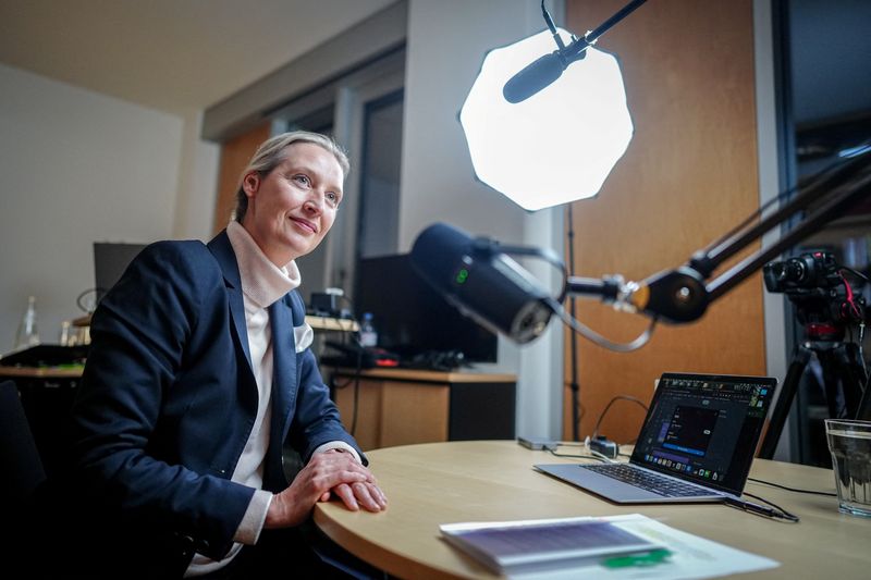 © Reuters. Alice Weidel, co-leader of Germany’s far-right party AfD (Alternative fuer Deutschland) is pictured in her office before a virtual talk event with U.S. billionaire Elon Musk on his platform X in Berlin, Germany, January 9, 2025.      Kay Nietfeld/Pool via REUTERS