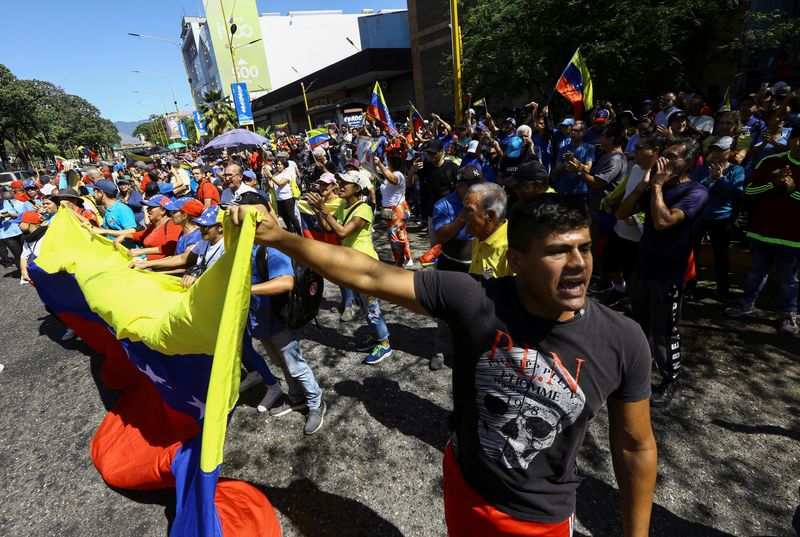 © Reuters. Supporters of Venezuela's opposition gather ahead of President Nicolas Maduro's inauguration for a third term, in Valencia, Venezuela January 9, 2025. REUTERS/Juan Carlos Hernandez