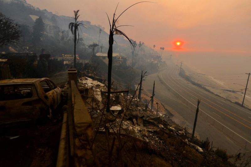 &copy; Reuters. FILE PHOTO: Sun rises over the Pacific Palisades neighborhood of west Los Angeles, in the aftermath of devastating wildfires in the Los Angeles area forcing people to evacuate, in California, U.S., January 9, 2025. REUTERS/Maria Alejandra Cardona/File Pho