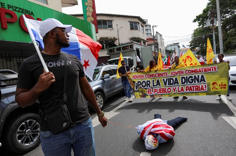 &copy; Reuters. FILE PHOTO: A demonstrator pulls an effigy depicting U.S. President-elect Donald Trump during a march in remembrance of the Panamanian students who lost their lives during the 1964 riots over the U.S. control of the Panama Canal, known as Martyr's Day, wh