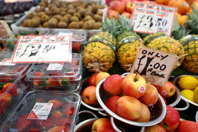 © Reuters. FILE PHOTO: Fruit is displayed for sale on a stall in Lewisham Market, south east London, Britain, March 9, 2023. REUTERS/Hannah McKay/File Photo