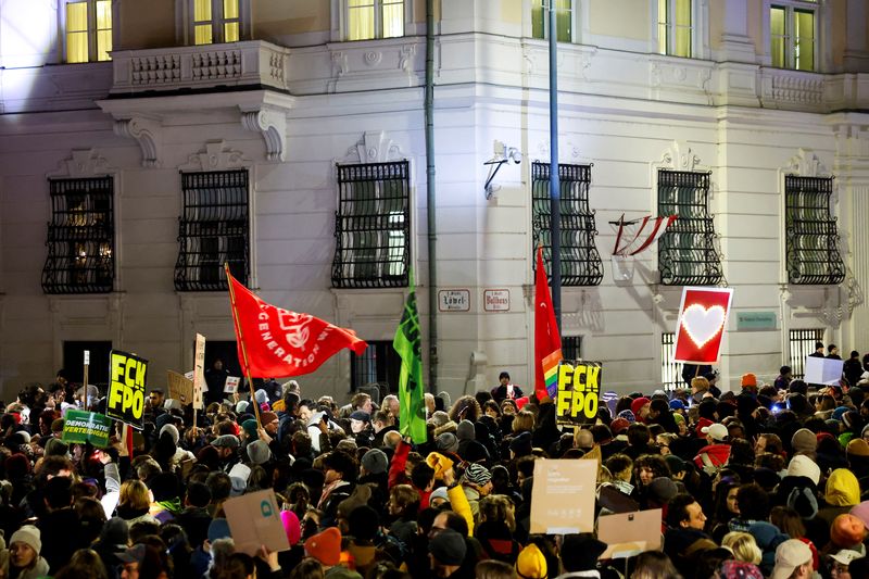 © Reuters. Protesters demonstrate against far-right Freedom Party (FPO) in Vienna, Austria, January 9, 2025. REUTERS/Lisa Leutner