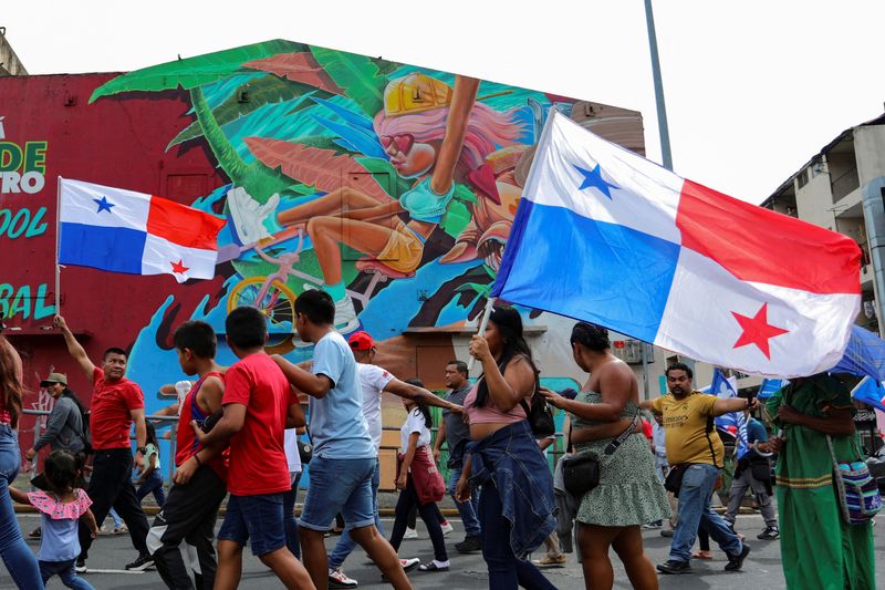 © Reuters. Demonstrators march in remembrance of the Panamanian students who lost their lives during the 1964 riots over the U.S. control of the Panama Canal, known as Martyr's Day, which played a significant role in leading to the signing of the Torrijos-Carter Treaties in 1977, in Panama City, Panama January 9, 2025. REUTERS/Aris Martinez