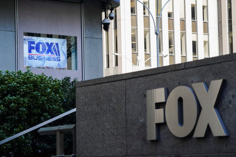 © Reuters. FILE PHOTO: A view of the signage outside the News Corporation building, after it was announced that Rupert Murdoch would step down as chairman of News Corp and Fox in favour of his son Lachlan Murdoch, in New York, U.S., September 21, 2023.  REUTERS/Bing Guan/File Photo