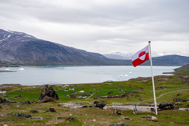 © Reuters. FILE PHOTO: Greenland's flag flies in Igaliku settlement, Greenland, July 5, 2024. Ritzau Scanpix/Ida Marie Odgaard via REUTERS/File Photo/File Photo