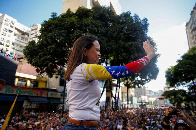 © Reuters. Venezuelan opposition leader Maria Corina Machado greets supporters at a protest ahead of the Friday inauguration of President Nicolas Maduro for his third term, in Caracas, Venezuela January 9, 2025. REUTERS/Leonardo Fernandez Viloria 