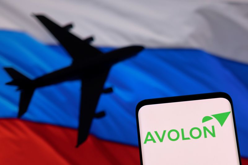 © Reuters. FILE PHOTO: Avolon logo is seen displayed in front of the model of an airplane and a Russian flag in this illustration taken, May 4, 2022. REUTERS/Dado Ruvic/Illustration/File Photo