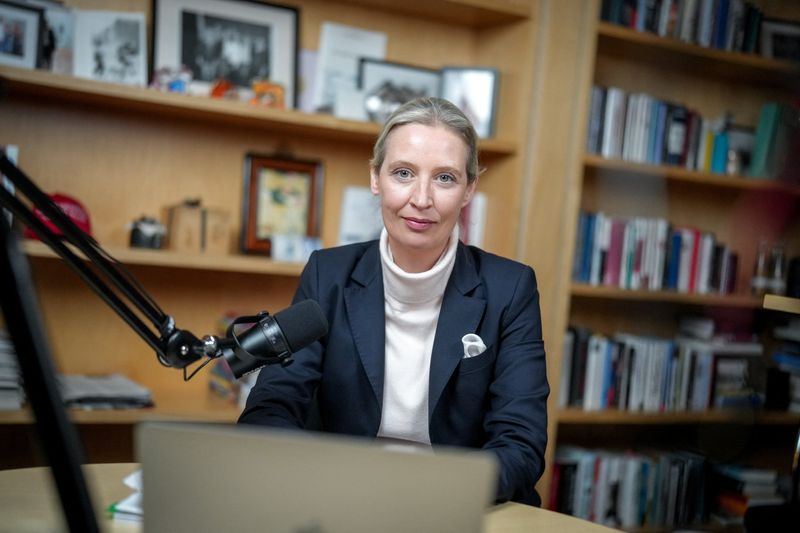 © Reuters. Alice Weidel, co-leader of Germany’s far-right party AfD (Alternative fuer Deutschland) is pictured in her office before a virtual talk event with U.S. billionaire Elon Musk on his platform X in Berlin, Germany, January 9, 2025.      Kay Nietfeld/Pool via REUTERS