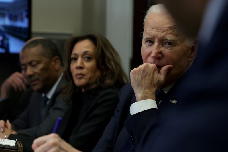 &copy; Reuters. U.S. President Joe Biden, flanked by U.S. Vice President Kamala Harris, attends a briefing on the federal response to the wildfires across Los Angeles, in the Roosevelt Room at the White House in Washington, U.S., January 9, 2025. REUTERS/Evelyn Hockstein