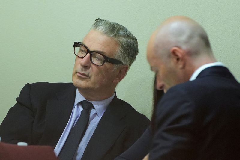 © Reuters. FILE PHOTO: American actor Alec Baldwin (L) attends his manslaughter trial at Santa Fe District Court in Santa Fe, New Mexico, on July 12, 2024. RAMSAY DE GIVE/Pool via Reuters/File Photo