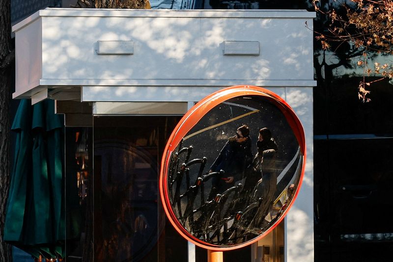 &copy; Reuters. Security guards are reflected in a mirror inside the official residence of impeached South Korean President Yoon Suk Yeol in Seoul, South Korea, January 9, 2025. REUTERS/Tyrone Siu