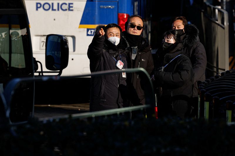 © Reuters. Security guards stand outside the official residence of impeached South Korean President Yoon Suk Yeol in Seoul, South Korea January 10, 2025. REUTERS/Tyrone Siu