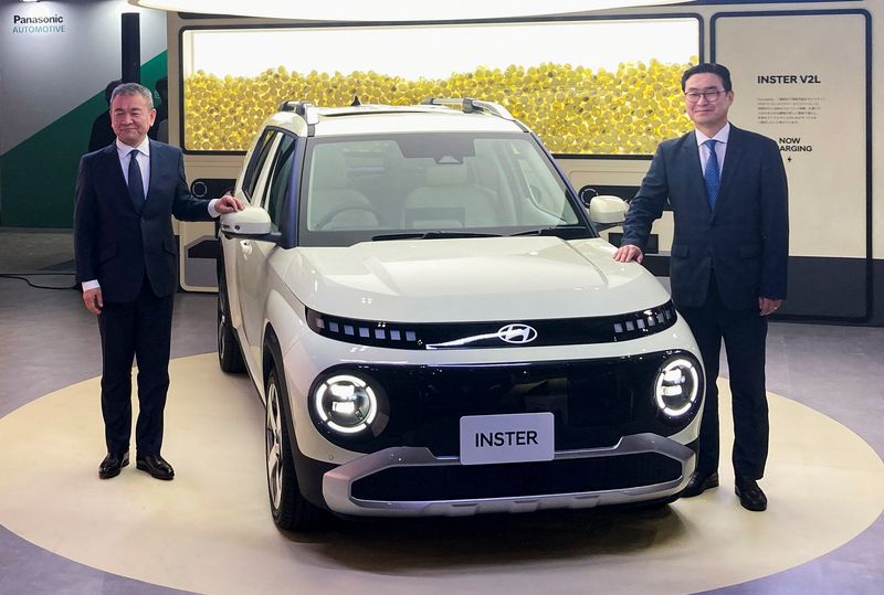 © Reuters. Hyundai Motor Co. Vice President Chung Yoo Seok and Hyundai Mobility Japan CEO Toshiyuki Shimegi pose next to the company’s compact electric car Hyundai Inster at Tokyo Auto Salon 2025 in Chiba, east of Tokyo, Japan January 10, 2025.  REUTERS/Kantaro Komiya