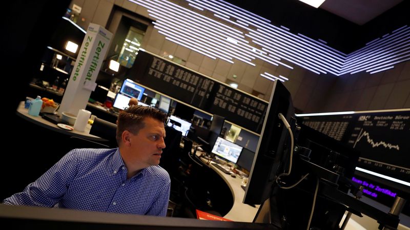 © Reuters. FILE PHOTO: A share trader checks his screens at the stock exchange in Frankfurt, Germany October 2, 2017. REUTERS/Kai Pfaffenbach/File photo