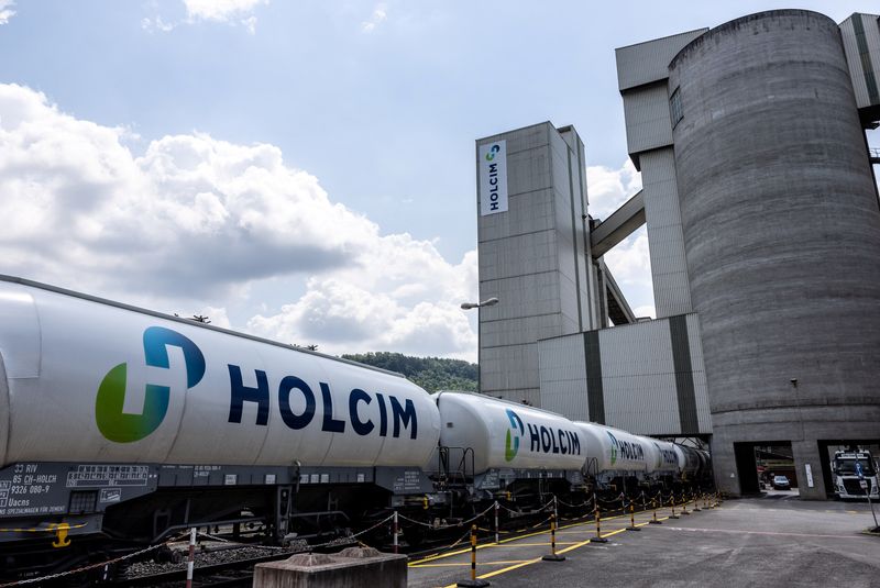 © Reuters. FILE PHOTO: Rail cars are photographed at Holcim cement maker Siggenthal's plant in Wurenlingen near Zurich, Switzerland, on June 27, 2024. REUTERS/Denis Balibus/File Photo