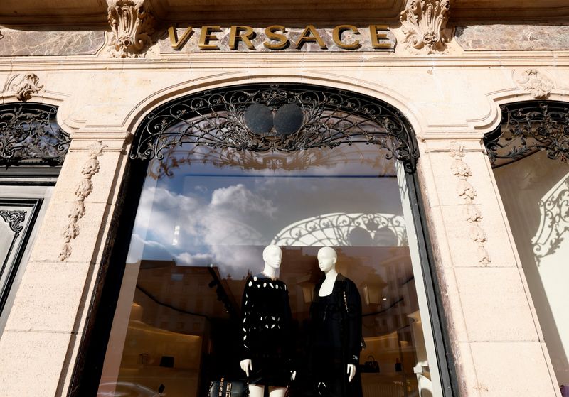 &copy; Reuters. Il logo Versace presso un negozio a Bruxelles, in Belgio. REUTERS/Yves Herman