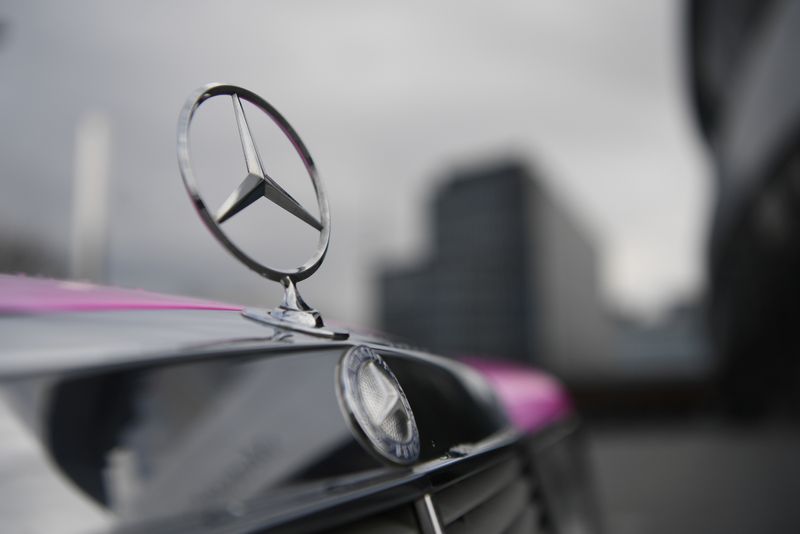 © Reuters. FILE PHOTO: The Mercedes-Benz logo is seen on a car in front of the Mercedes-Benz Museum in Stuttgart, Germany February 11, 2020. REUTERS/Andreas Gebert/ File Photo