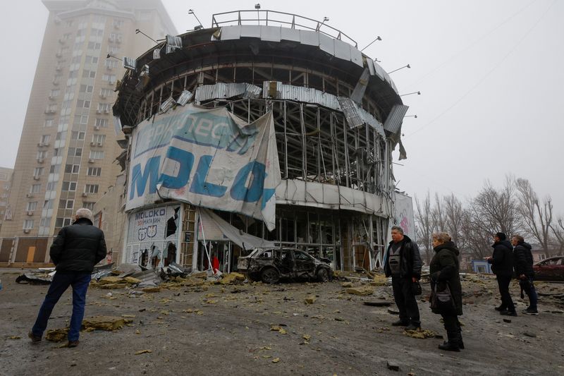 © Reuters. People stand next to a damaged store building in the aftermath of a shelling, which local Russian-installed authorities called a Ukrainian military strike, in the course of Russia-Ukraine conflict in Donetsk, Russian-controlled Ukraine, January 10, 2024. REUTERS/Alexander Ermochenko