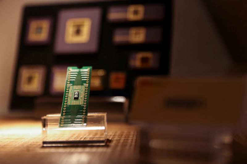 © Reuters. FILE PHOTO: A chip is pictured at the Taiwan Semiconductor Research Institute (TSRI) at the Hsinchu Science Park in Hsinchu, Taiwan, September 16, 2022. REUTERS/Ann Wang/File Photo