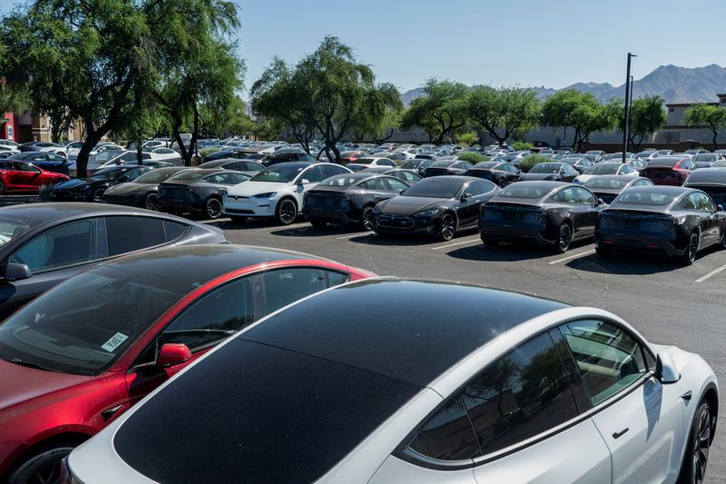 © Reuters. FILE PHOTO: Tesla electric vehicles are parked in a storage lot outside a disused movie theatre in Scottsdale, Arizona, U.S., June 11, 2024.  REUTERS/Go Nakamura/File Photo