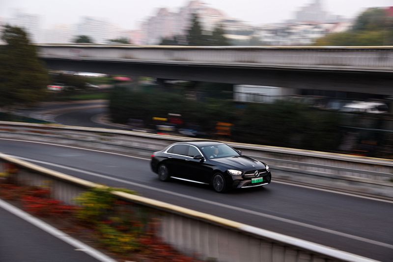 © Reuters. FILE PHOTO: An electric vehicle (EV) by Mercedes-Benz moves on a street in Beijing, China October 31, 2023. REUTERS/Tingshu Wang/File Photo