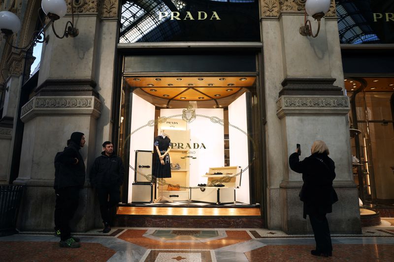 © Reuters. People stand outside a Prada store in Galleria Vittorio Emanuele II in Milan, Italy, January 10, 2025. REUTERS/Claudia Greco