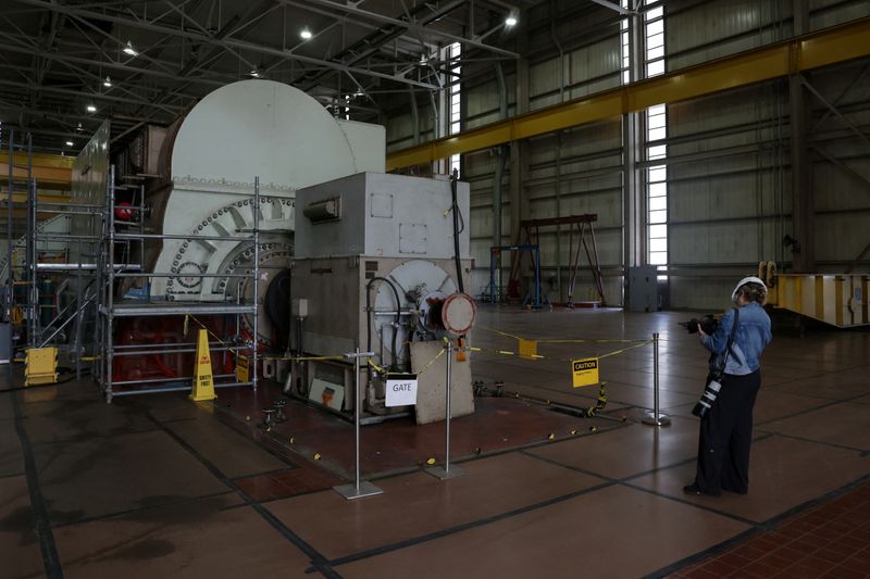 © Reuters. FILE PHOTO: The main generator sits in the turbine hall at the Three Mile Island Nuclear power plant, during a tour by Constellation Energy in Pennsylvania, U.S., October 16, 2024. REUTERS/Shannon Stapleton/File Photo