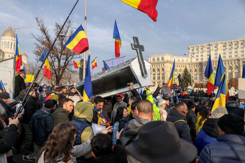 &copy; Reuters. Supporters of Romanian far-right presidential election candidate Calin Georgescu carry a mock coffin reading "Democracy" as they demonstrate outside the constitutional court, where Georgescu is expected to file some documents to the judicial authorities, 