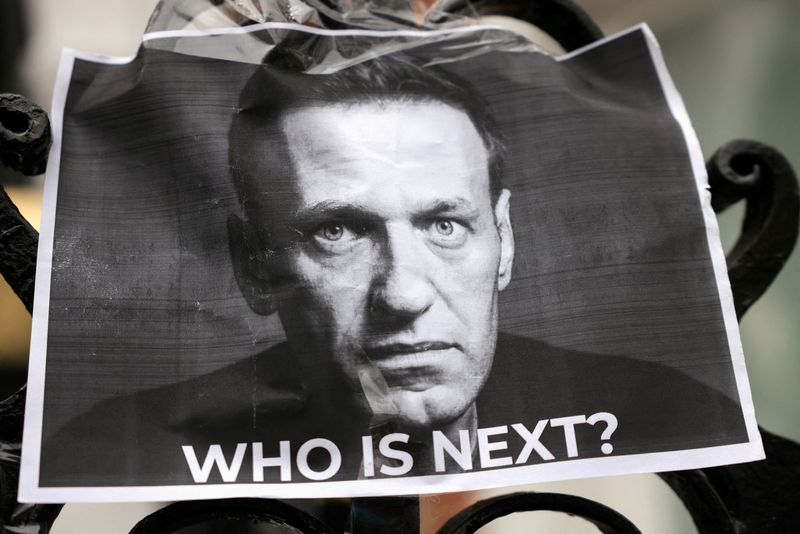 &copy; Reuters. FILE PHOTO: A picture of late Russian opposition leader Alexei Navalny is attached to a fence outside the Russian Embassy, in London, Britain, February 17, 2024. REUTERS/Hollie Adams/File Photo