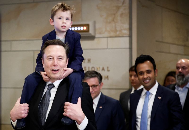 &copy; Reuters. FILE PHOTO: Elon Musk and Vivek Ramaswamy, who are leading U.S. President-elect Donald Trump's proposed new Department of Government Efficiency, walk on Capitol Hill on the day of a meeting with members of Congress, as Musk holds his son on his shoulders,