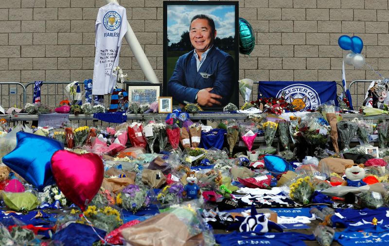 &copy; Reuters. I tributi lasciati al proprietario del Leicester City, l'uomo d'affari thailandese Vichai Srivaddhanaprabha, e ad altre quattro persone morte quando l'elicottero su cui viaggiavano si è schiantato all'uscita dal campo dopo la partita di sabato, sono vist