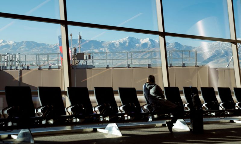 &copy; Reuters. FILE PHOTO: With the Wasatch Mountains in the background, a passenger waits at an airline gate at Salt Lake City International Airport in Salt Lake City, Utah, U.S., November 1, 2024.  REUTERS/Kevin Lamarque/File Photo