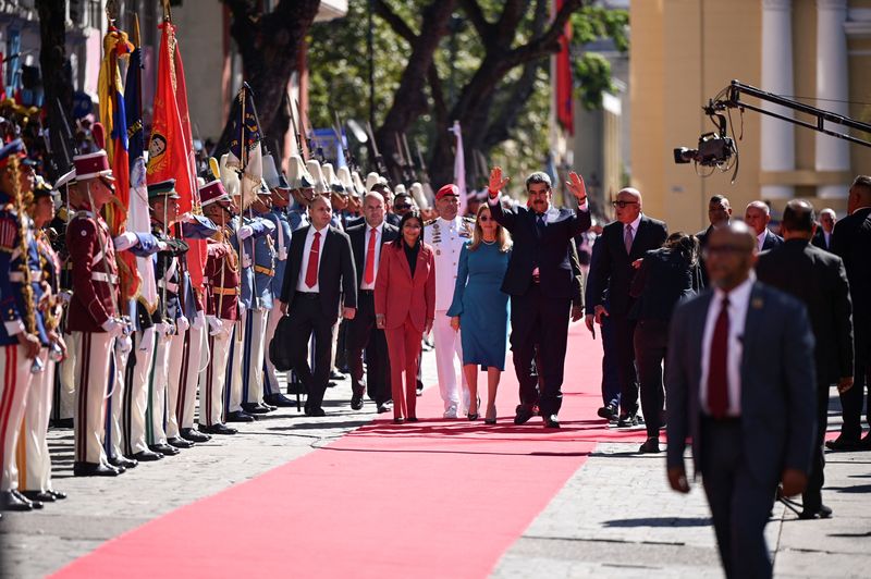 &copy; Reuters. Presidente da Venezuela, Nicolás Maduro, acena ao chegar à Assembleia Nacional do país, em Caracas, para tomar posse para um terceiro mandato na Presidência venezuelanan10/01/2025 REUTERS/Gaby Oraa