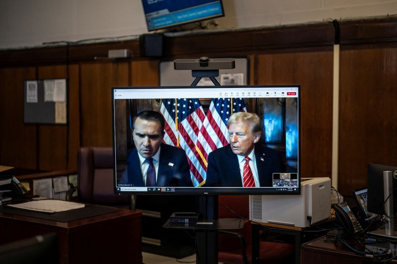 &copy; Reuters. Presidente eleito dos EUA, Donald Trump, e seu advogado Todd Blanche comparecem por videoconferência à audiência de sentença do processo em que Trump foi condenado por pagamento secreto a uma atriz pornô, realizada em um tribunal de Nova Yorkn10/01/2