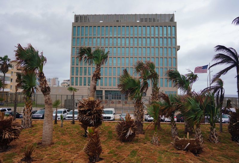 &copy; Reuters. FILE PHOTO: A view of the U.S. embassy in Havana, Cuba, December 12, 2023. REUTERS/Alexandre Meneghini/File Photo