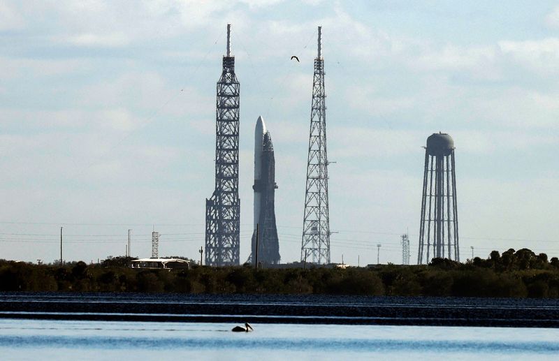 © Reuters. A Blue Origin New Glenn rocket stands ready for its inaugural launch at the Cape Canaveral Space Force Station in Cape Canaveral, Florida, U.S., January 10, 2025. REUTERS/Joe Skipper