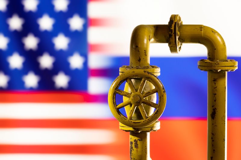 © Reuters. FILE PHOTO: Models of natural gas pipeline is seen in front of displayed word U.S. and Russia flag colours in this illustration taken March 8, 2022. REUTERS/Dado Ruvic/Illustration/File Photo