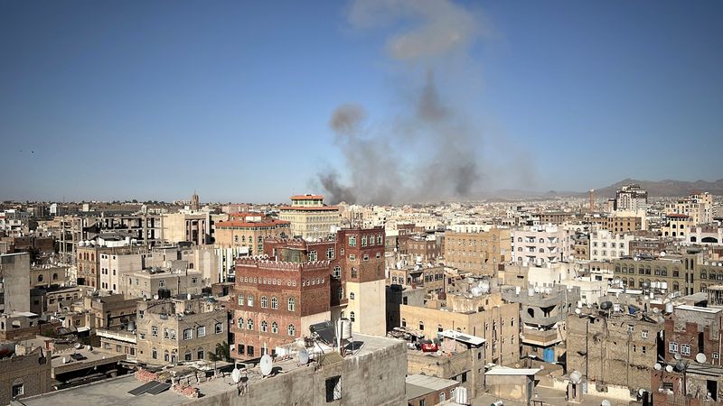 &copy; Reuters. Fumo dopo gli attacchi statunitensi a Sanaa, Yemen, 31 dicembre 2024. REUTERS/Adel al-Khadher