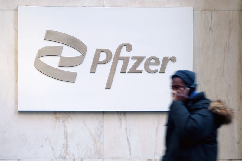 © Reuters. FILE PHOTO: A person walks past the Pfizer building in Manhattan, New York City, U.S., March 2, 2021. REUTERS/Carlo Allegri/File Photo