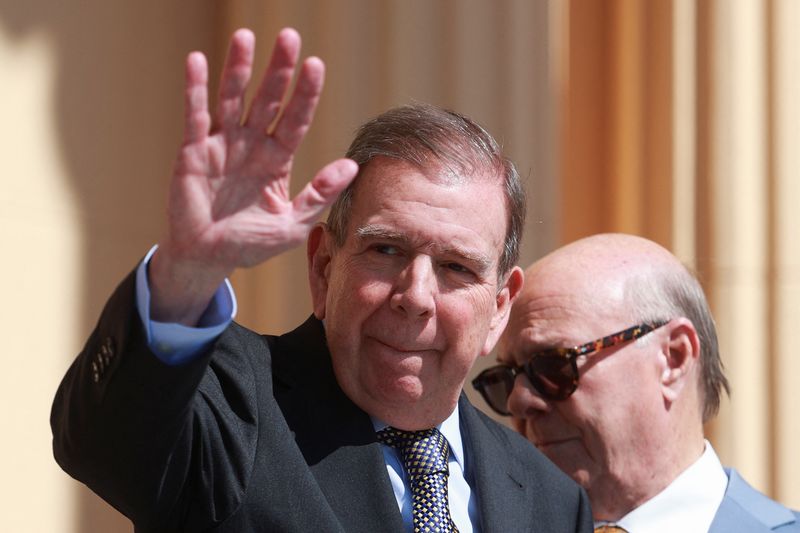 &copy; Reuters. FILE PHOTO: Venezuelan opposition leader Edmundo Gonzalez waves during a photo opportunity at the Presidential Palace's steps, in Santo Domingo, Dominican Republic January 9, 2025. REUTERS/Erika Santelices/File Photo