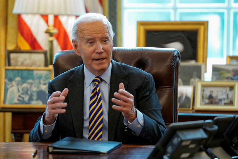 © Reuters. US President Joe Biden answers questions from the media during a briefing on the federal response to wildfires across Los Angeles, in the Oval Office of the White House in Washington, US, January 10, 2025. REUTERS/Elizabeth Franz