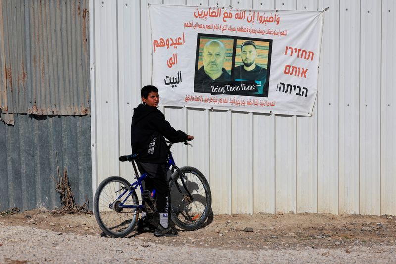 &copy; Reuters. Amigos e familiares se reúnem na casa da família de reféns beduínos israelenses capturados durante ataque do Hamas, em Rahatn09/01/2025nREUTERS/Ammar Awad