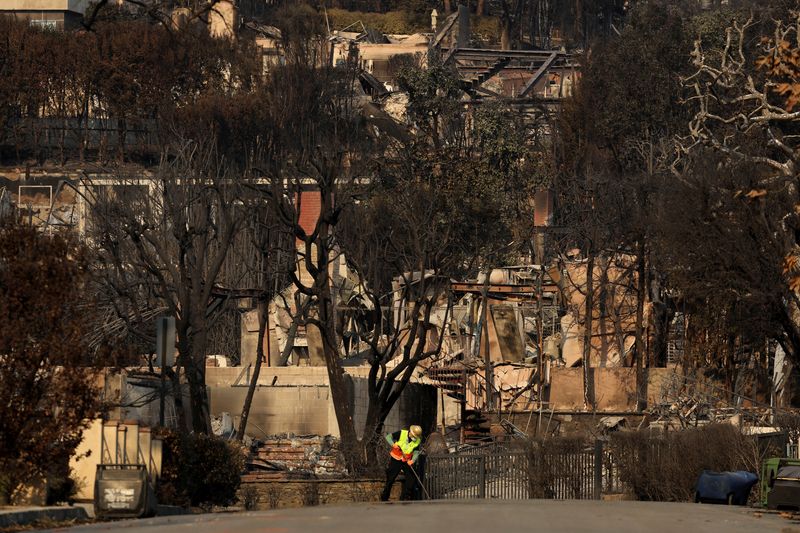 &copy; Reuters. A municipal employee works following the Palisades Fire at the Pacific Palisades neighborhood in Los Angeles, California, U.S. January 10, 2025. REUTERS/Mike Blake