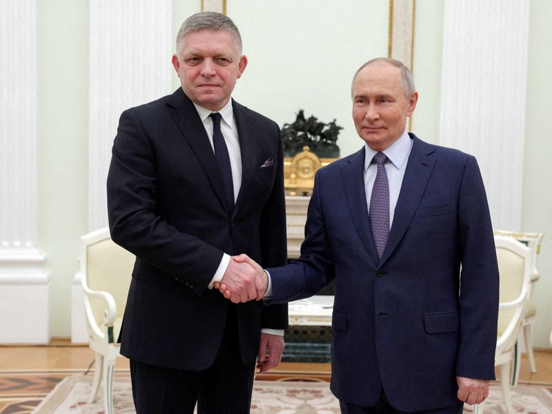 &copy; Reuters. Presidente russo, Vladimir Putin, cumprimenta o primeiro-ministro da Eslováquia, Robert Fico, durante encontro em Moscou, Rússian22/12/2024 Sputnik/Gavriil Grigorov/Divulgação via REUTERS