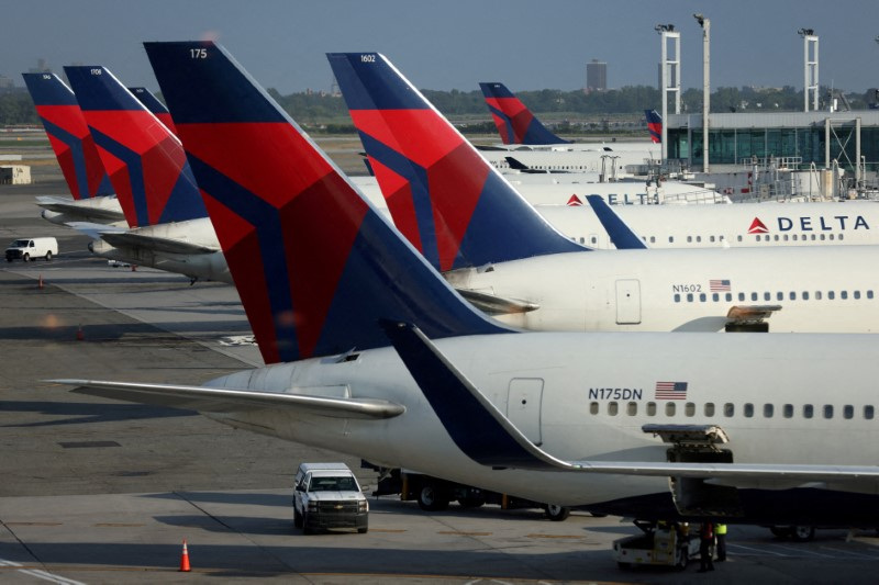 &copy; Reuters. FILE PHOTO: Delta Air Lines planes are seen at John F. Kennedy International Airport on the July 4th weekend in Queens, New York City, U.S., July 2, 2022. REUTERS/Andrew Kelly/File Photo