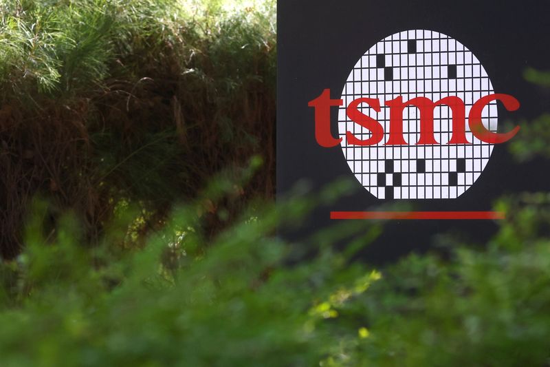 &copy; Reuters. The logo of Taiwan Semiconductor Manufacturing Co (TSMC) is pictured at its headquarters, in Hsinchu, Taiwan, January 19, 2021. REUTERS/Ann Wang/File Photo