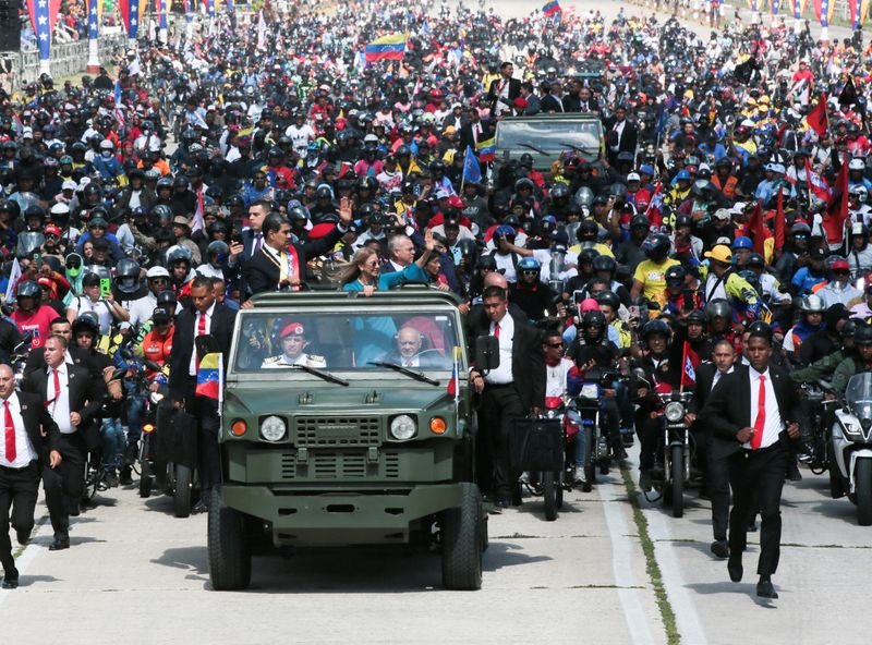 © Reuters. Venezuelan President Nicolas Maduro and his wife Celia Flores take part in a procession with supporters on motorcycles on the day of his inauguration for a third six-year term, in Caracas, Venezuela on January 10, 2025. Francisco Batista/Miraflores Palace/Handout via Reuters