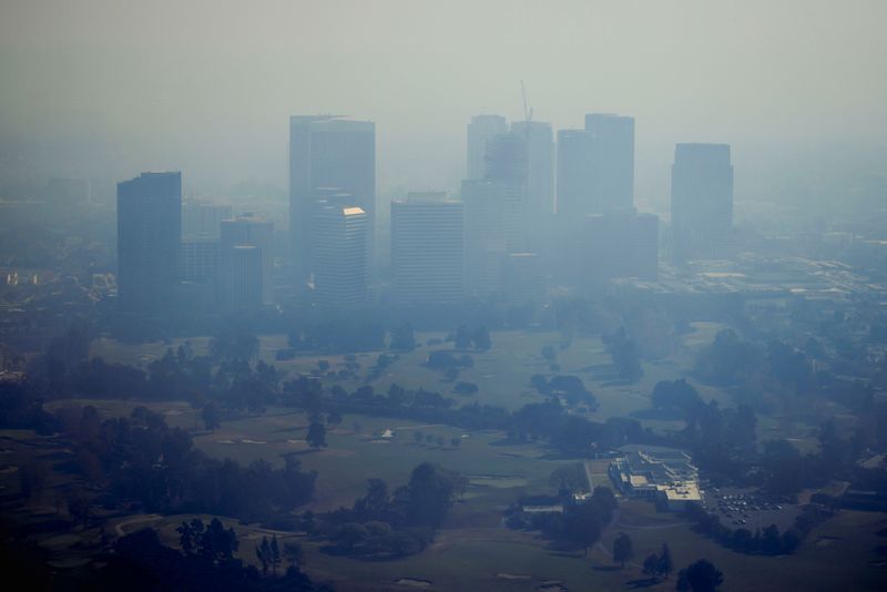 &copy; Reuters. An aerial view shows Los Angeles skyline amidst the smoke following the Palisades Fire at the Pacific Palisades neighborhood in Los Angeles, California, U.S. January 10, 2025. REUTERS/Daniel Cole